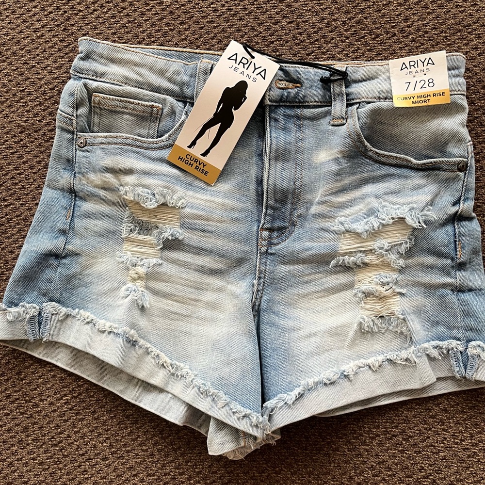 NWT! Women’s Ariya Distressed Jean Shorts